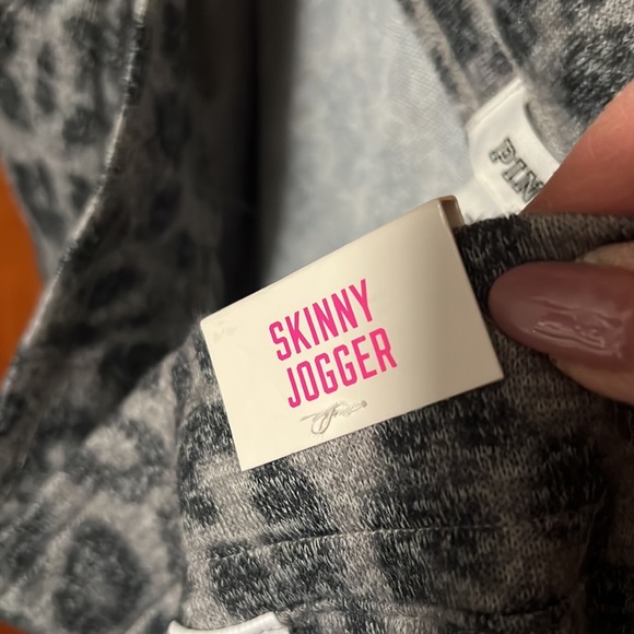 Victoria’s Secret skinny jogger, size large, leopard design pants - Picture 4 of 8